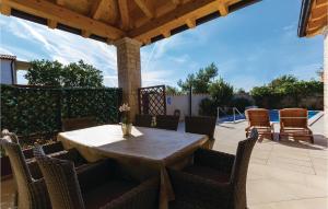 Balkon lub taras w obiekcie Stunning Home In Sisan With Wifi