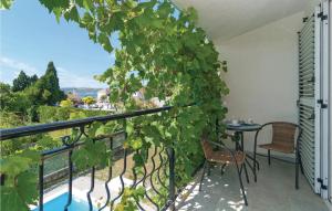 Balkón nebo terasa v ubytování Three-Bedroom Holiday Home In Kastel Stari
