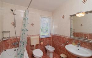 Koupelna v ubytování Three-Bedroom Holiday Home In Kastel Stari