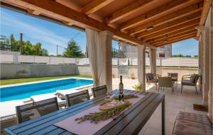 Bazén v ubytovaní 3 Bedroom Villa In Pula alebo v jeho blízkosti