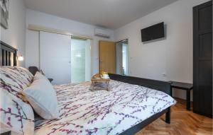 Posteľ alebo postele v izbe v ubytovaní 3 Bedroom Villa In Pula