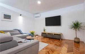 Televízia a/alebo spoločenská miestnosť v ubytovaní 3 Bedroom Villa In Pula