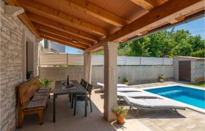 Bazén v ubytovaní 3 Bedroom Villa In Pula alebo v jeho blízkosti