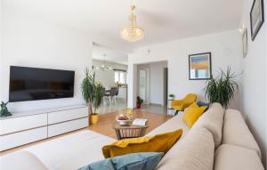 TV a/nebo společenská místnost v ubytování 5 Bedroom Amazing Home In Jesenice