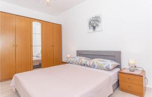 Posteľ alebo postele v izbe v ubytovaní Awesome Apartment In Raslina