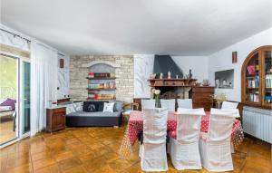 una sala de estar con una mesa y un sofá en Amazing Home In Pula With Sauna, en Pula