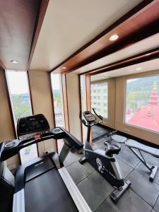 Hotel Palacio的健身中心和/或健身设施