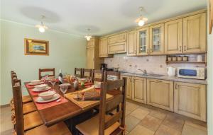 kuchnia z drewnianym stołem z krzesłami i tableasteryasteryasteryasteryasteryastery w obiekcie Cozy Home In Tinjan With Wifi w mieście Tinjan