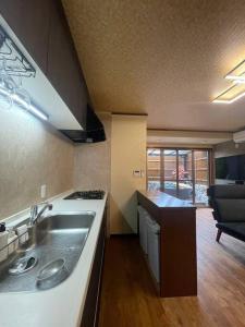 Η κουζίνα ή μικρή κουζίνα στο 京町家ゲストハウス遥月