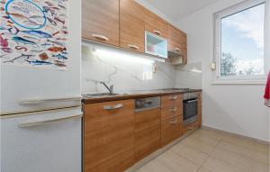 Kuchyňa alebo kuchynka v ubytovaní 1 Bedroom Cozy Apartment In Zadar