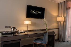 A television and/or entertainment centre at Villa Plaza Boutique Hotel & Spa
