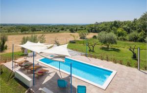 Bazén v ubytovaní 0-Bedroom Apartment In Porec alebo v jeho blízkosti