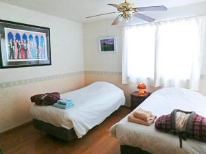 Ένα ή περισσότερα κρεβάτια σε δωμάτιο στο 丘の上白亜の洋館風別荘静かな小さなお宿Guest House Itoh 2名様から6名様 +125 φωτογραφίες