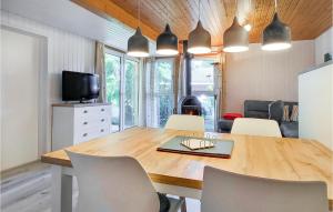 eine Küche und ein Esszimmer mit einem Holztisch und Stühlen in der Unterkunft Amazing Home In Mirow Ot Granzow in Granzow