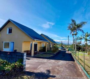 a house with a blue roof at Ti kaz Annah in Le Tampon