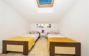 Postel nebo postele na pokoji v ubytování Two-Bedroom Apartment Kastel Kambelovac With Sea View 02