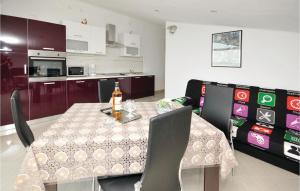 Kuchyň nebo kuchyňský kout v ubytování Two-Bedroom Apartment Kastel Kambelovac With Sea View 02