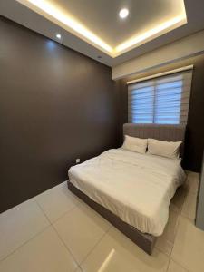 En eller flere senge i et værelse på Rumah Saujana KLIA