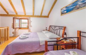 Кровать или кровати в номере Amazing Home In Lubenice With Wifi