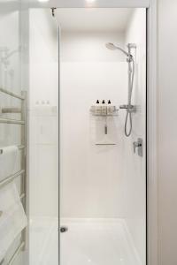 Koupelna v ubytování Central city home with carpark, sleeps 5 + 49 fotografií