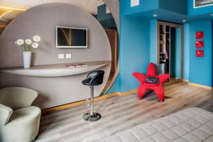 a living room with a red starfish on the floor at Hotel Da Vinci in Milan