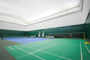 Tenis a/nebo squash v ubytování HeBei Cuipingshan Guest House nebo okolí