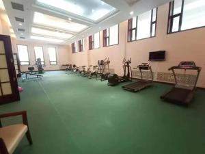 Fitness centrum a/nebo fitness zařízení v ubytování HeBei Cuipingshan Guest House
