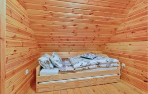 Posteľ alebo postele v izbe v ubytovaní Beautiful Home In Radakovo With Sauna