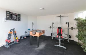 Das Fitnesscenter und/oder die Fitnesseinrichtungen in der Unterkunft Beautiful Apartment In Lokva Rogoznica