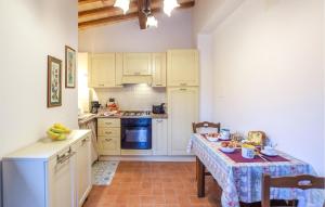 Una cocina con gabinetes blancos y una mesa con comida encima. en Casa Val Di Rigo, en Magione