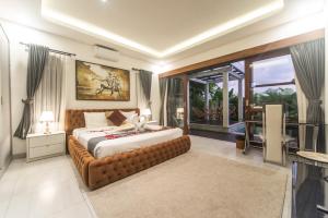 Un dormitorio con una cama grande y una ventana grande en Alsava Villa and Suites Canggu, en Canggu 263 fotos más