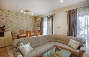 Posedenie v ubytovaní 3 Bedroom Nice Apartment In Cavle