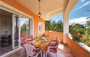 Posedenie v ubytovaní 4 Bedroom Amazing Apartment In Rijeka