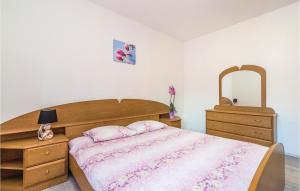Posteľ alebo postele v izbe v ubytovaní 4 Bedroom Amazing Apartment In Rijeka