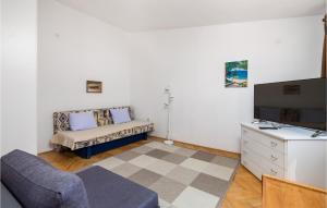 a living room with a couch and a tv at 2 Bedroom Awesome Apartment In Pag in Pag