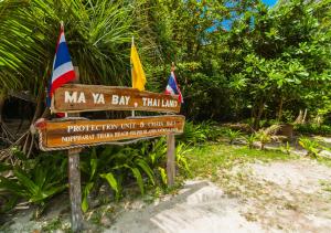 Taman di luar Phi Phi Ba Kao Bay Resort