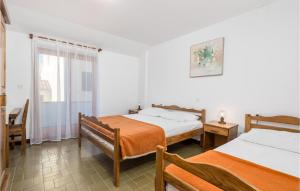 Ein Bett oder Betten in einem Zimmer der Unterkunft Lovely Apartment In Rab With Kitchen