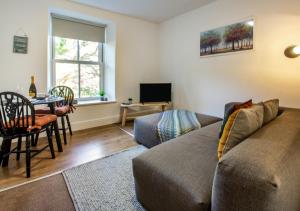 TV a/nebo společenská místnost v ubytování Fairy Glen Apt 3