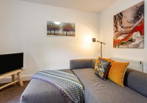 TV a/nebo společenská místnost v ubytování Fairy Glen Apt 3