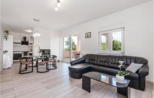 Kuchyňa alebo kuchynka v ubytovaní 4 Bedroom Amazing Apartment In Rijeka