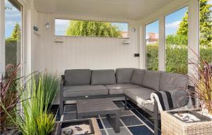 een woonkamer met een bank op een veranda bij Bakkehuset in Hejls +17 foto's