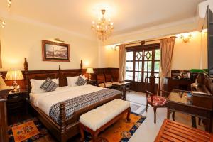 Voodi või voodid majutusasutuse Baber Mahal Vilas - The Heritage Hotel toas