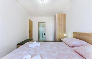 Postel nebo postele na pokoji v ubytování 2 Bedroom Nice Home In Krnica