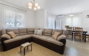 Posezení v ubytování 2 Bedroom Nice Home In Krnica