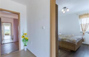 Postel nebo postele na pokoji v ubytování 2 Bedroom Nice Home In Krnica