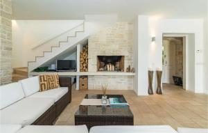 Posezení v ubytování Three-Bedroom Holiday Home In Stifanici