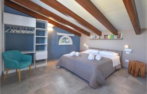 une chambre avec un grand lit et une chaise dans l'établissement Cozy Home In Partinico With Wifi, à Partinico