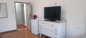 TV a/nebo společenská místnost v ubytování Velia's Home Casa Vacanze B&b