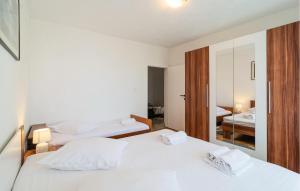 Postel nebo postele na pokoji v ubytování Two-Bedroom Apartment In Podstrana