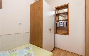 Postel nebo postele na pokoji v ubytování Nice Apartment In Sveti Juraj With Wifi